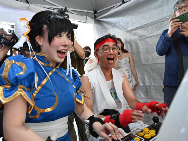 圖文:快打旋風現身對戰。