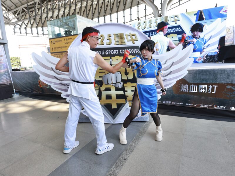 圖文:快打旋風現身對戰。