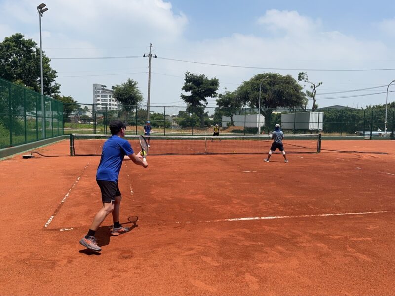 圖文:市民朋友走進球場享受網球樂趣。