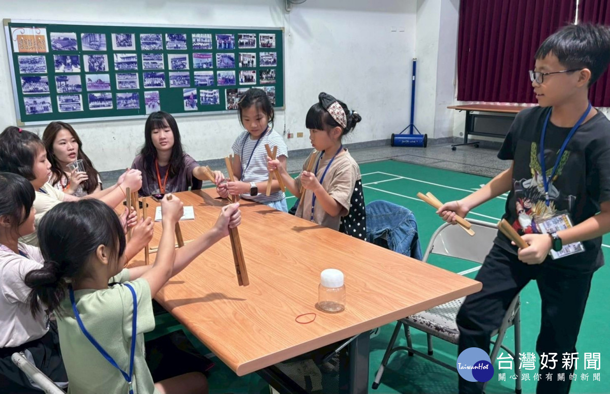 老福系學生帶領學童手作工藝。