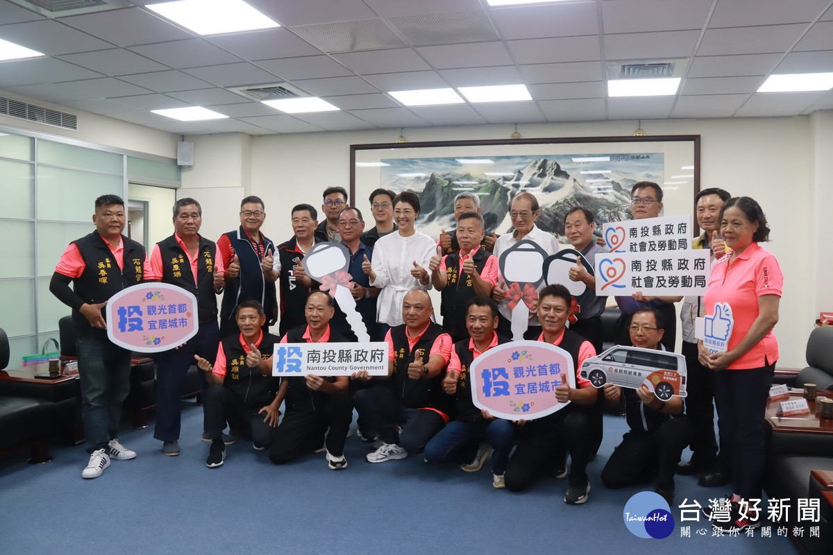 泡麵土地公石龍宮福德會捐贈三部車給南投縣。（記者扶小萍攝）