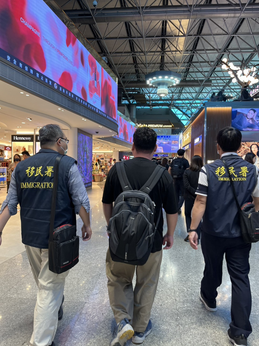 日本籍男子持中國國旗拍攝不當言論影片,移民署依法強制驅逐出國。(圖/內政部移民署北區事務大隊台北市專勤隊)