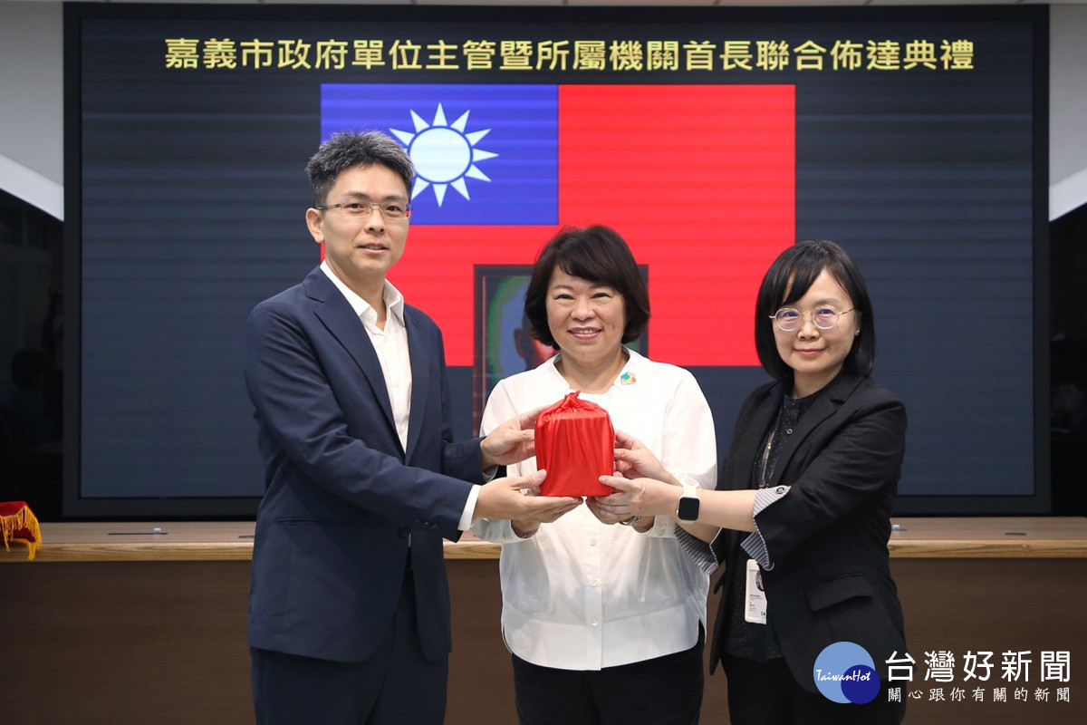 環保局前局長李佳禾(左)接任市府秘書/嘉義市府提供