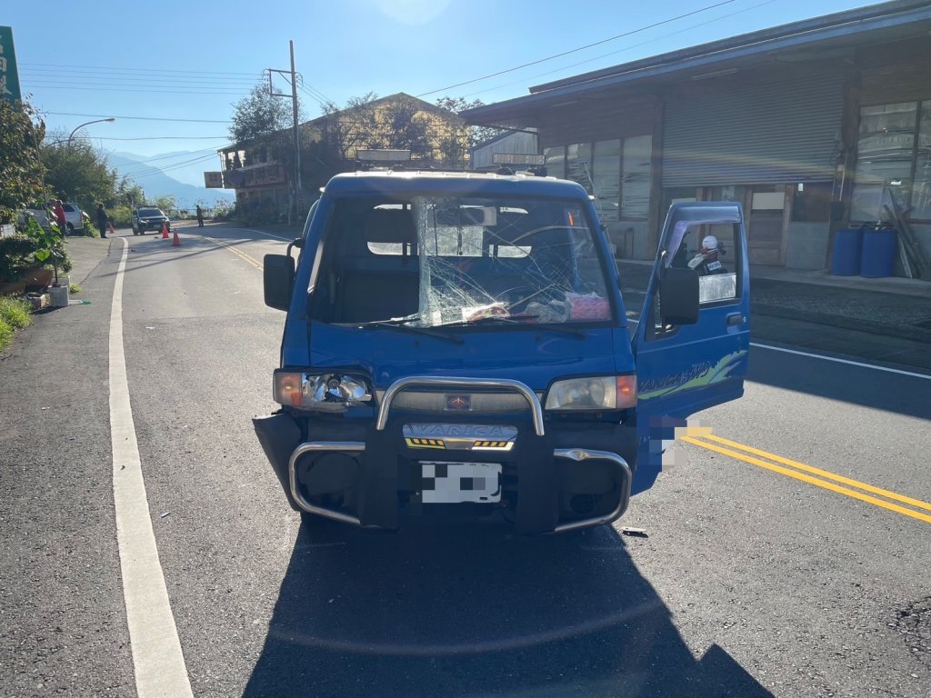 78歲老婦過台18線馬路-遭小貨車撞擊奪命-送醫亡