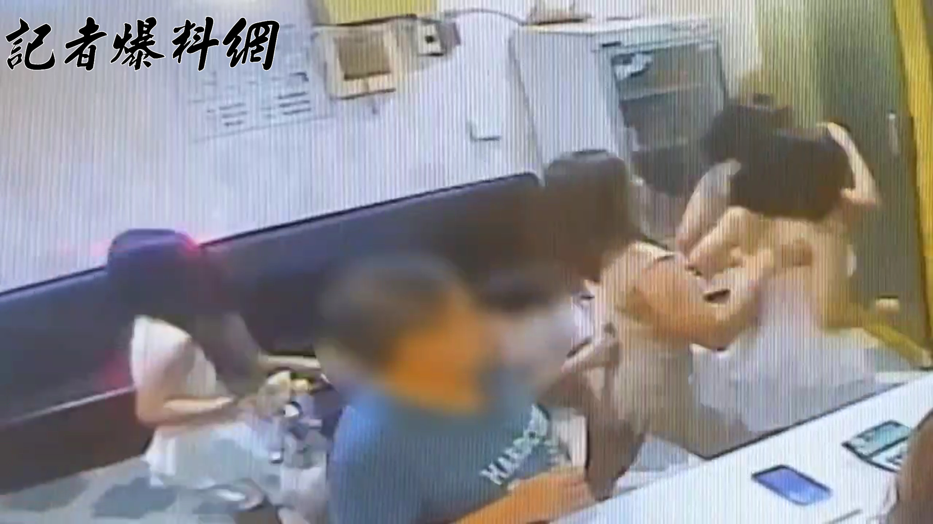 KTV員工發現警方在對門酒店臨檢,立即通知店內泰籍陪酒小姐從後門逃跑。(翻攝畫面)