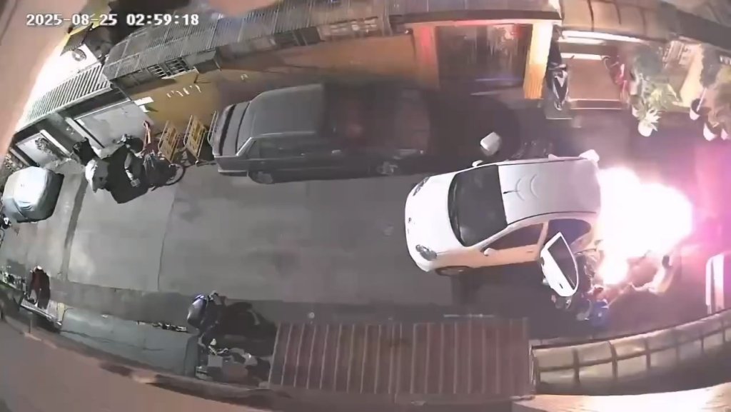 影/心情不好竟縱火!新店63歲男點火瞬間影片曝光 烈焰吞噬轎車延燒8人傷