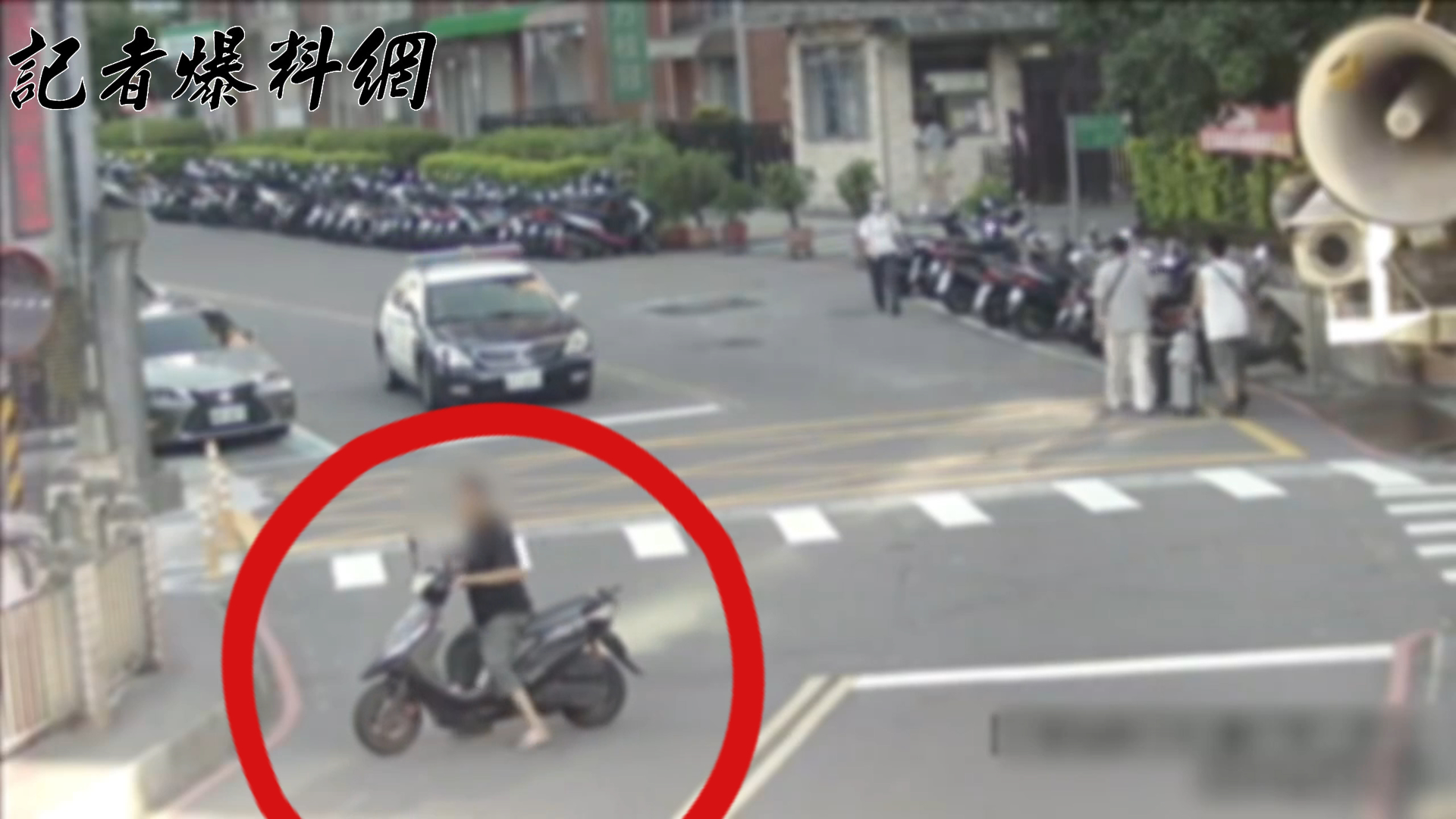 陳男隨機尋找沒所龍頭機車，靠著「跨坐滑行」的方式移動機車行竊。(翻攝畫面)
