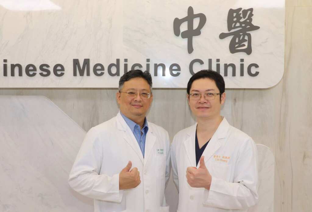 ▲李聰界主任（左）和黃贊文部長（右）整合中西醫優勢照護，讓陳老先生順利出院享受天倫之樂。（大里仁愛醫院提供）