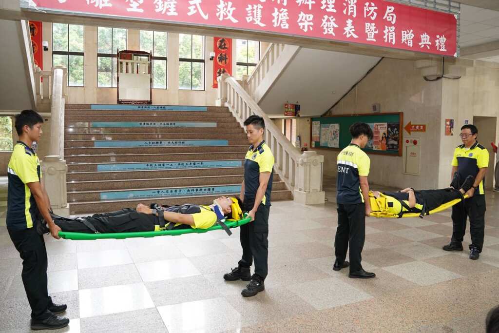 ▲分離式鏟式救護擔架與傳統擔架比較,分離式鏟式救護擔架支撐及包覆性佳,搬運時不會凹陷。