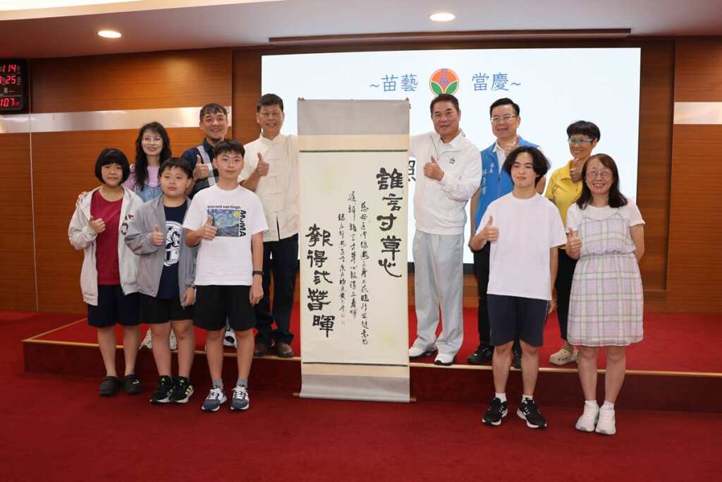 ▲縣長頒獎表揚書法家黃太平。