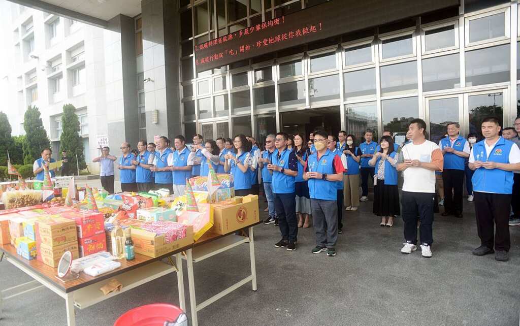 ▲苗栗縣長鍾東錦率縣府主管及員工焚香祭拜「好兄弟」。