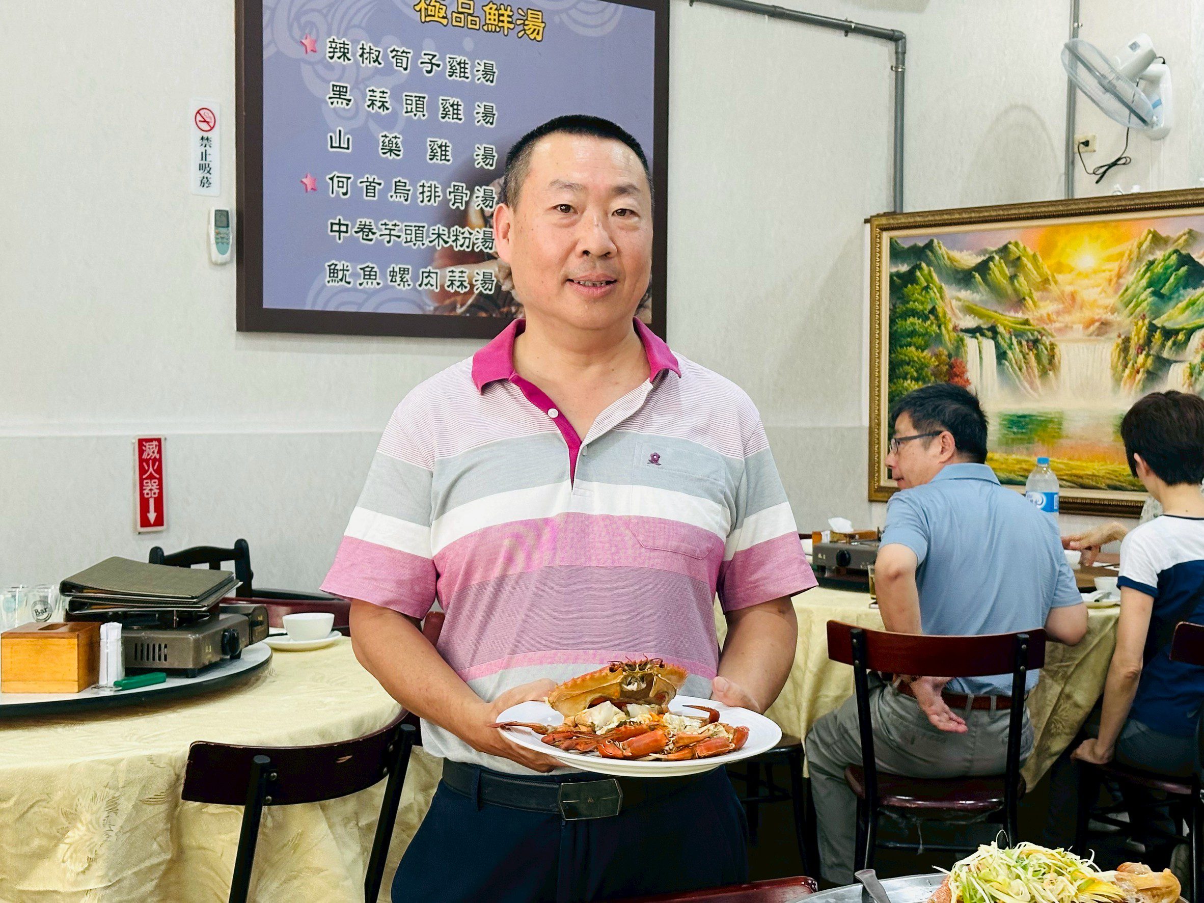大祥海鮮餐廳老闆葉祥忠說螃蟹料理中,以原味和蒜香最受饕可歡迎。(圖/記者林均和攝)