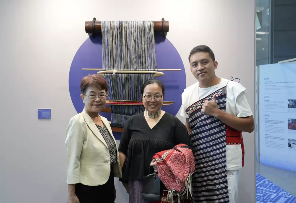國家重要傳統工藝保存者-尤瑪·達陸專為本次特展參與創作並擔任展覽顧問。(圖/新北市政府原民局提供)。