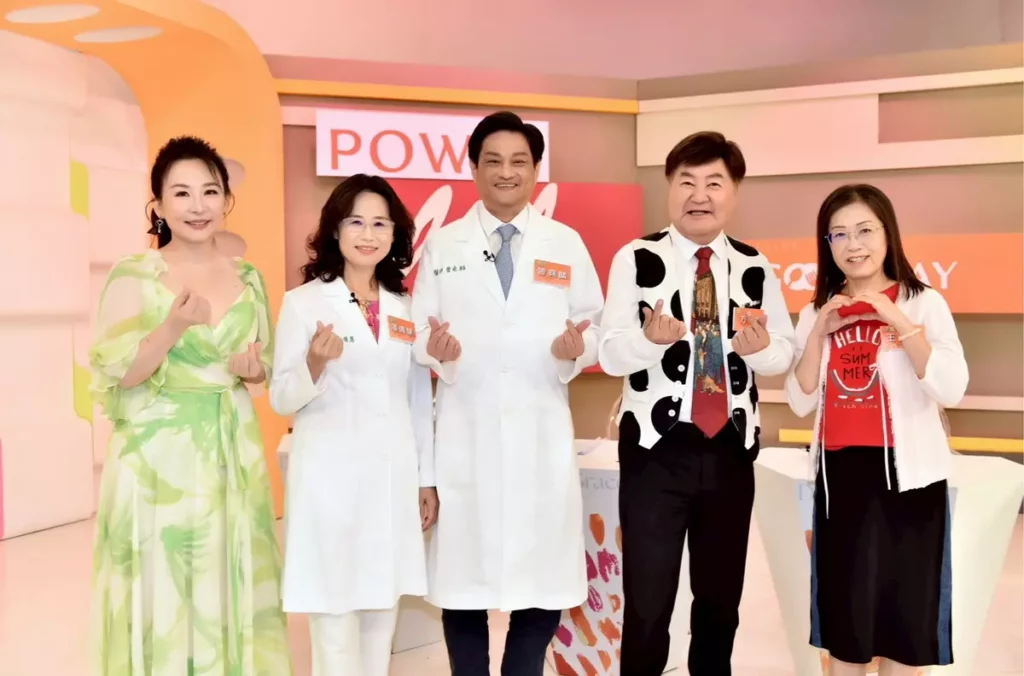 左起陳力瑜/主持人 潘倩慧/成大醫院教學中心副主任 曾堯麟/成功大學醫學院附設醫院胸腔外科教授 曾堯麟醫師 方駿/藝人 王秀美/病友（ 照片提供健康最前線攝影師：李世宏）