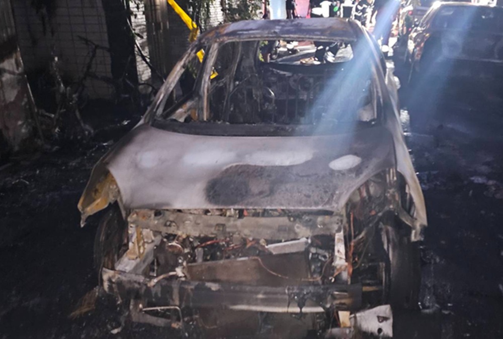 白色轎車進巷弄突冒火 63歲男涉嫌借錢不成縱火 195 cnews204250825a03