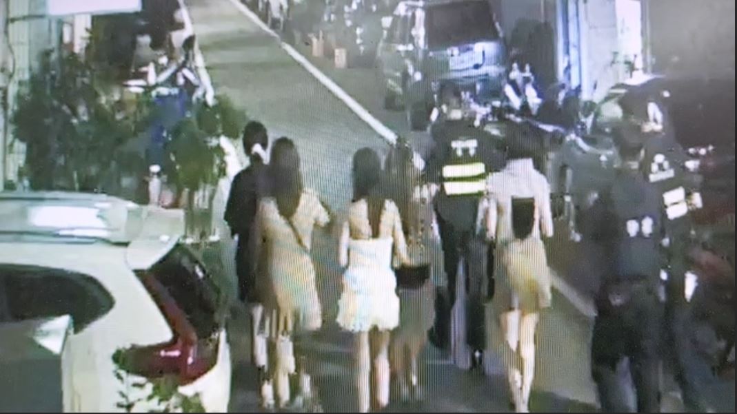【有片】見警臨檢急喊「快跑」10名泰籍女子違法坐檯仍遭逮 3 0 1