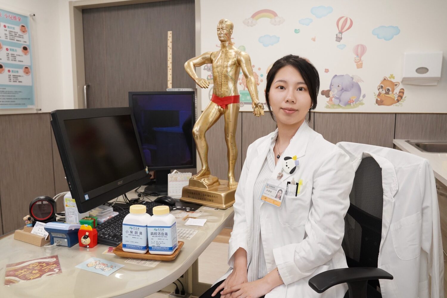 中國醫藥大學新竹附設醫院中醫科吳姵潁醫師,透過中藥調理與針灸治療,協助改善長輩顳顎關節症候群「咬牙切齒」困擾,讓患者生活品質獲得明顯提升。(圖/記者張家燁翻攝)