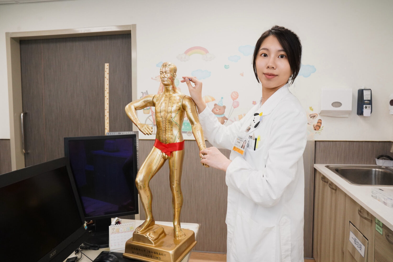 吳姵潁中醫師示範針灸治療顳顎關節的相關穴位,包括下關、頰車等位置,透過放鬆局部肌肉並疏通經絡,幫助患者有效減緩咬牙緊繃與疼痛不適。(圖/記者張家燁翻攝)
