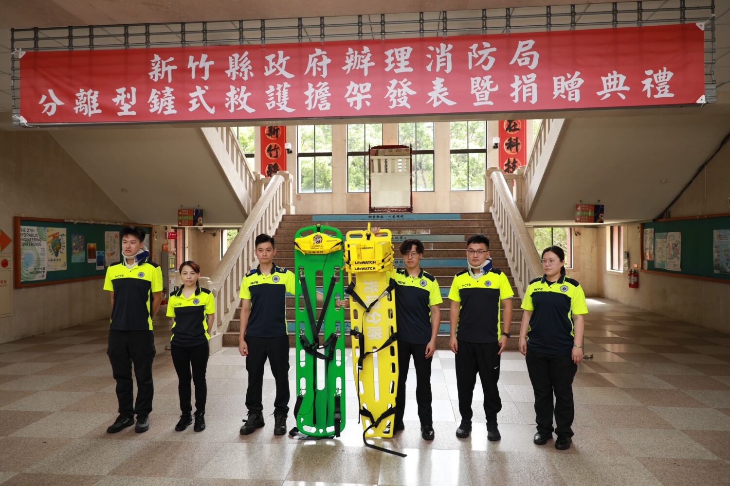 新竹縣消防局展示新配置的「分離式鏟式救護擔架」,具備快速鎖扣、分離設計及 X 光相容特性,有效降低病患脊椎位移與二次傷害風險,全面提升院前救護效能。(圖/記者張家燁翻攝)