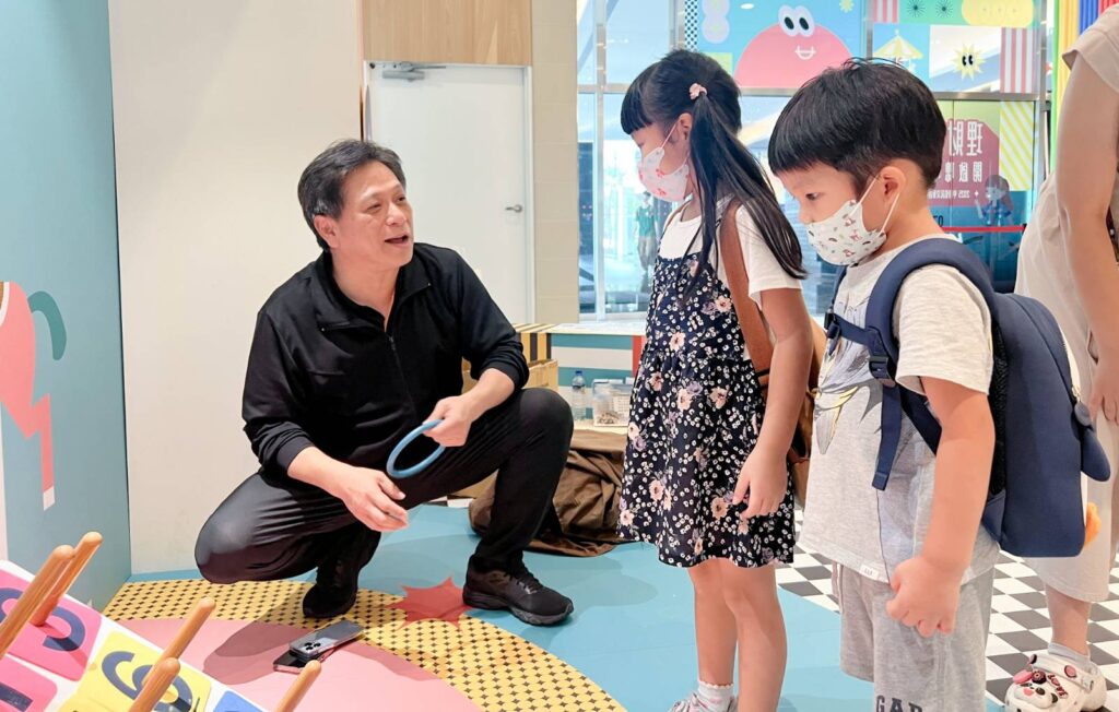 南港分局長許城銘開心與參加活動的孩子進行闖關遊戲。(圖/記者薛秀蓮 翻攝)