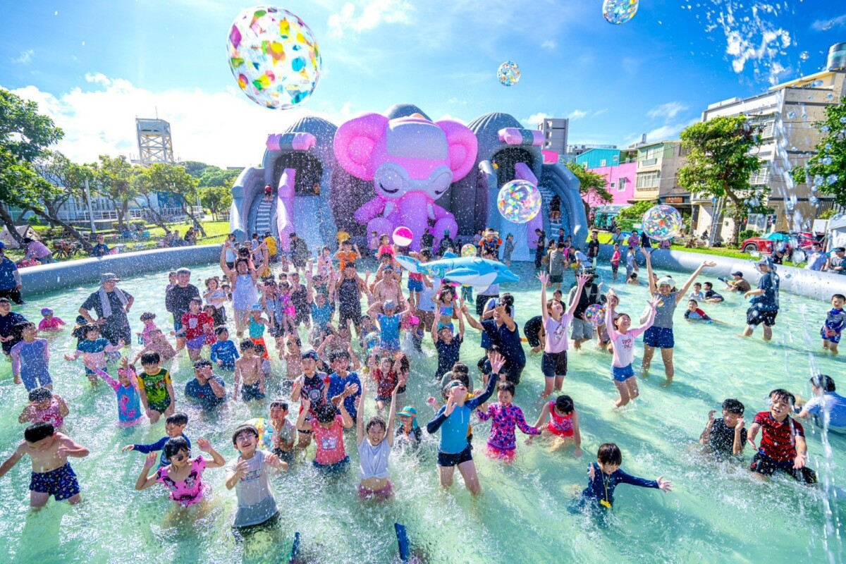 ▲大樹水樂園8/30、31於舊鐵橋濕地公園登場,6座大型氣墊免費玩。