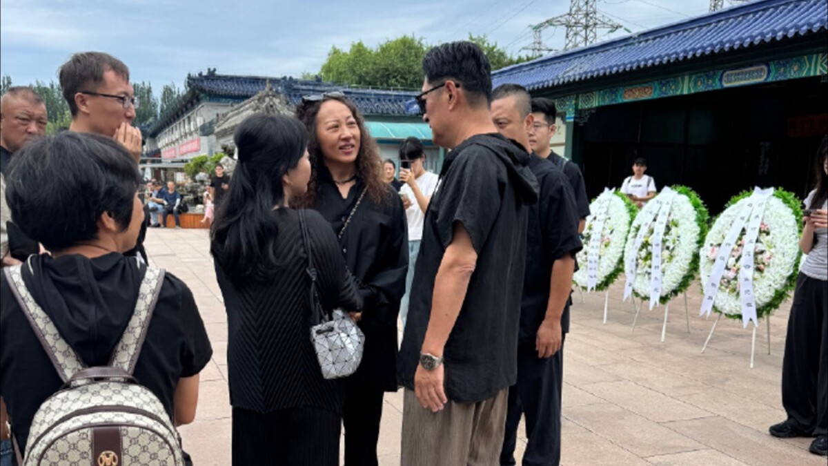 ▲ 歌手千百惠告別式在北京舉行,親友與歌迷送她最後一程。