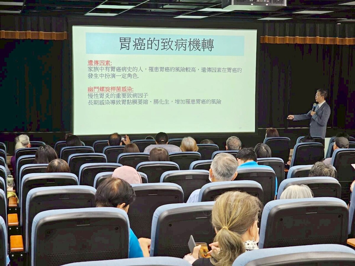 ▲胃癌在113年十大癌症死亡率排名第8名,嘉義市政府衛生局舉辦健康講座,邀請高雄長庚醫院胃腸肝膽科周業彬分享胃癌篩檢及治療,透過早期篩檢以及根除幽門桿菌,可大幅降低胃癌的發生,達到預防的效果。