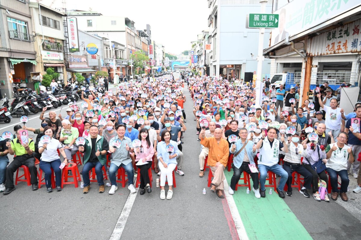 ▲近千人擠爆現場，黃捷推崇邱議瑩：懂政策有魄力 高雄最佳市長人選。