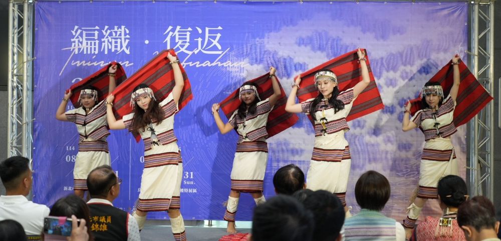 《圖說》泰博館20周年特展由在地馬拉赫文化藝術團帶來開場演出。〈原民局提供〉
