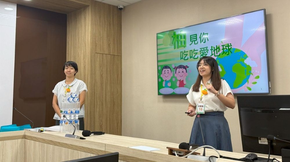 全國首惜廚師甄選活動 新北結合環保創意獲殊榮 4 《圖說》八里國中林佳宜教師與楊宜靜營養師現場展演教案內容。〈環保局提供〉