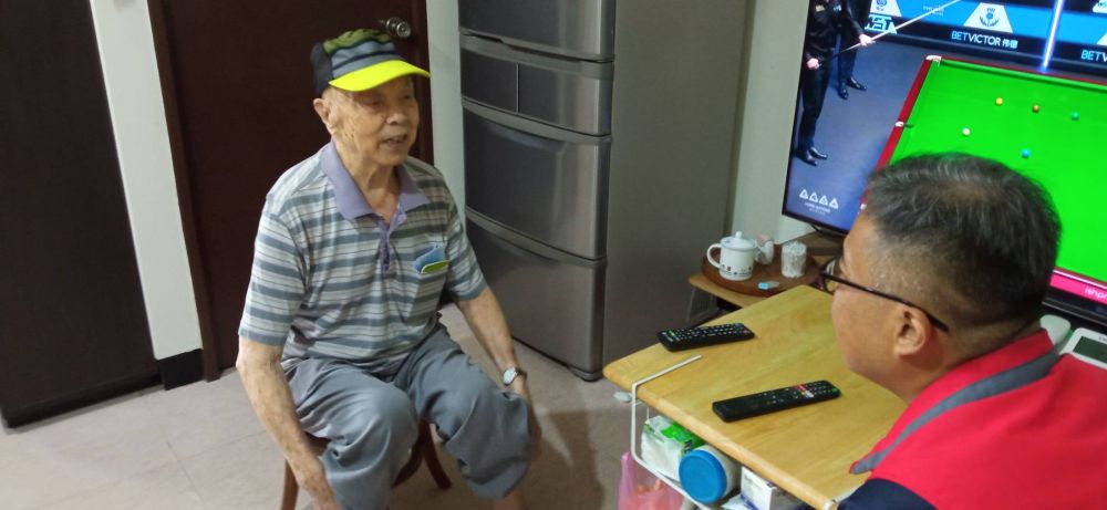 探視關懷榮民長輩 新北榮服處加強防騙宣導 3 《圖說》李毓錫訪視榮民何伯伯(左),關懷生活近況。〈新北榮服處提供〉