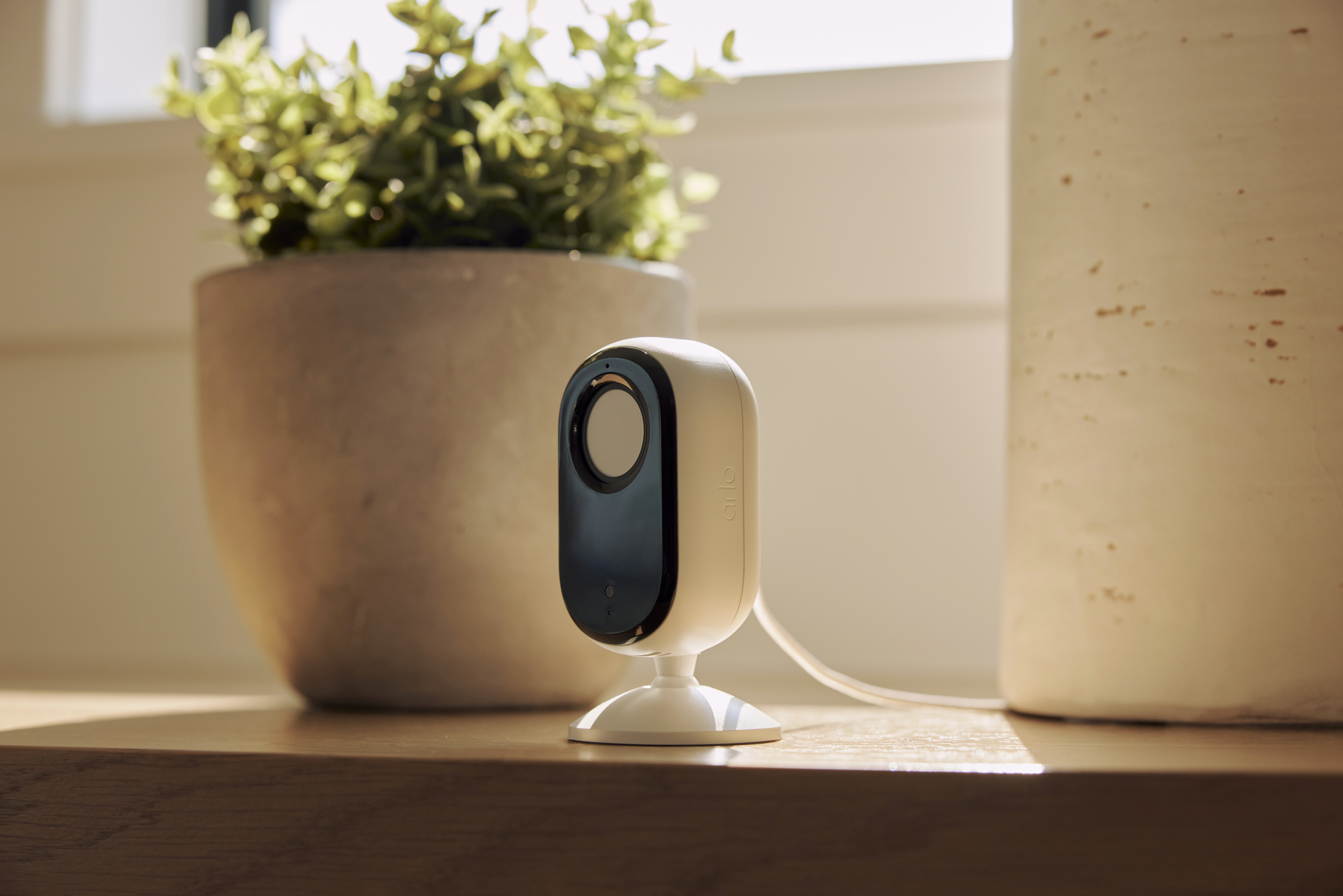 寵物友善 Arlo Essential 室內 2K 安全攝影機人工智能讓您安心