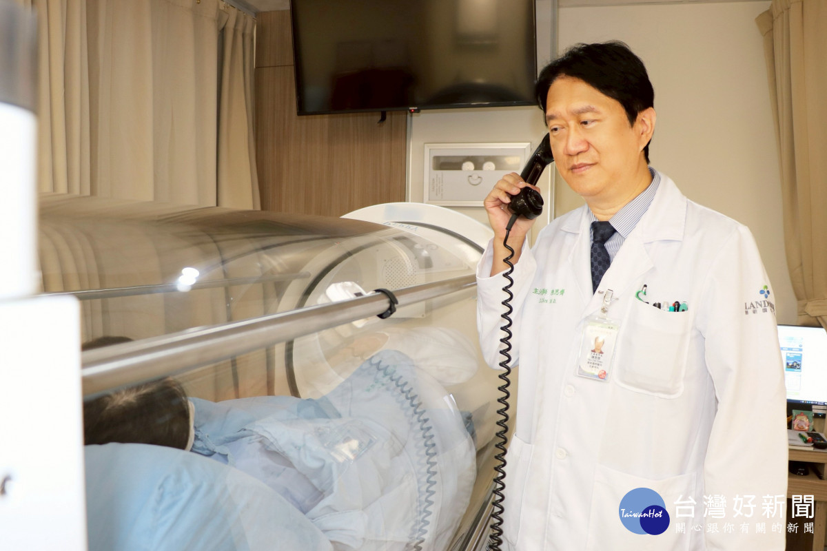 患者在高壓氧壓力艙內呼吸純氧進行治療,可提高組織修復速度