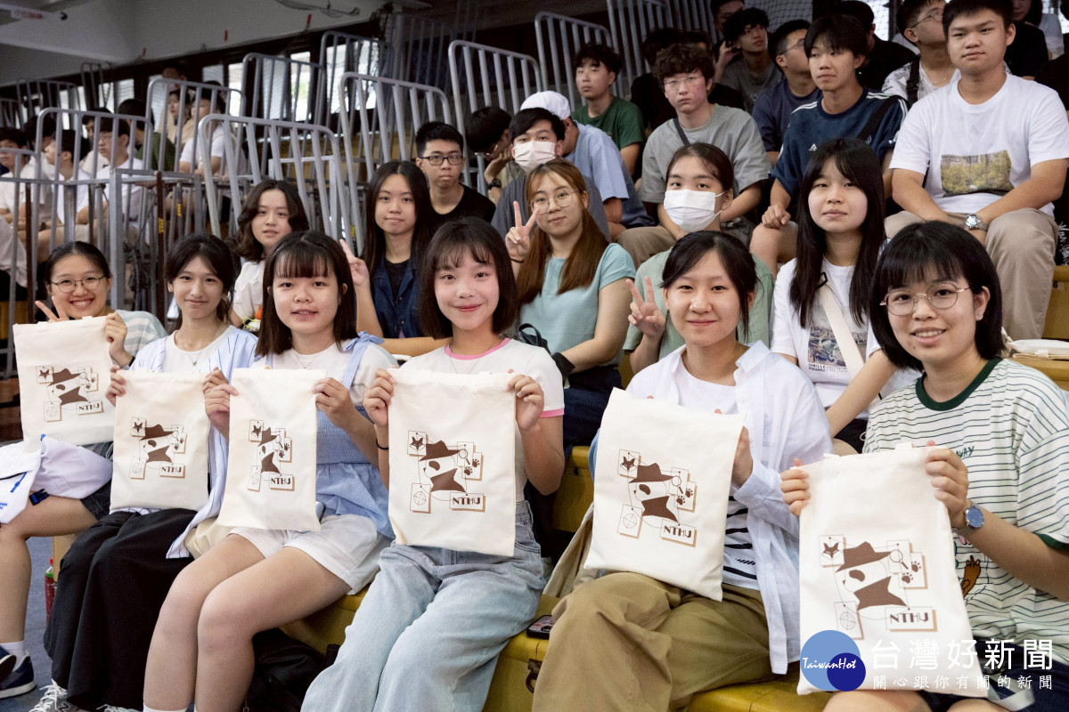清華大學新生領航營贈送偵探主題新生禮包給大學新鮮人。<br /><br />