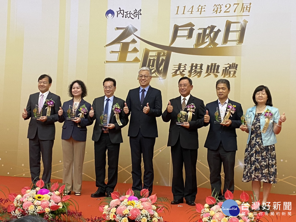 桃園市在113年度戶政業務績效評鑑中表現優異，榮獲直轄市組全國優勝佳績， 副秘書長賴淑華代表出席。