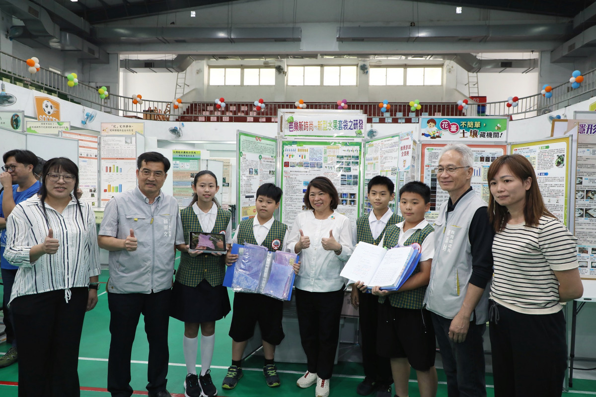 世賢國小作品「芭樂新時尚〜新型水果套袋之研發」榮獲國小组生活與應用科學科佳作/嘉義市府提供