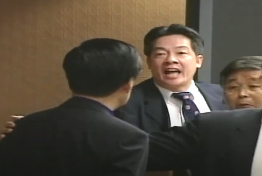 2005年時任立委賴清德在立法院為軍購案發聲，飆罵藍委「媽的」「國家被你們搞垮」。（圖／民進黨提供）