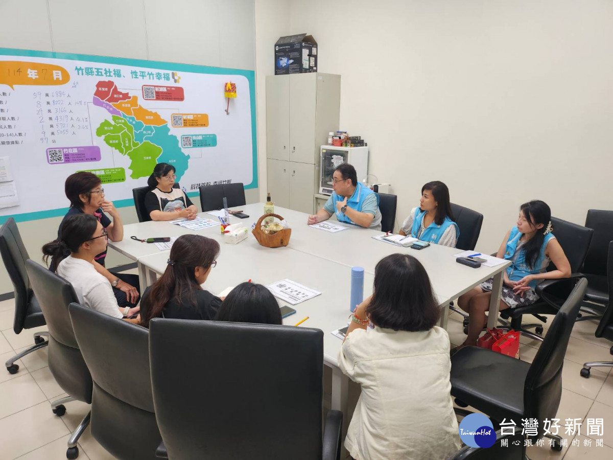 鞠宗顯處長(右三)向新竹縣政府社會處陳欣怡處長(中)及相關人員說明安心御老系統。