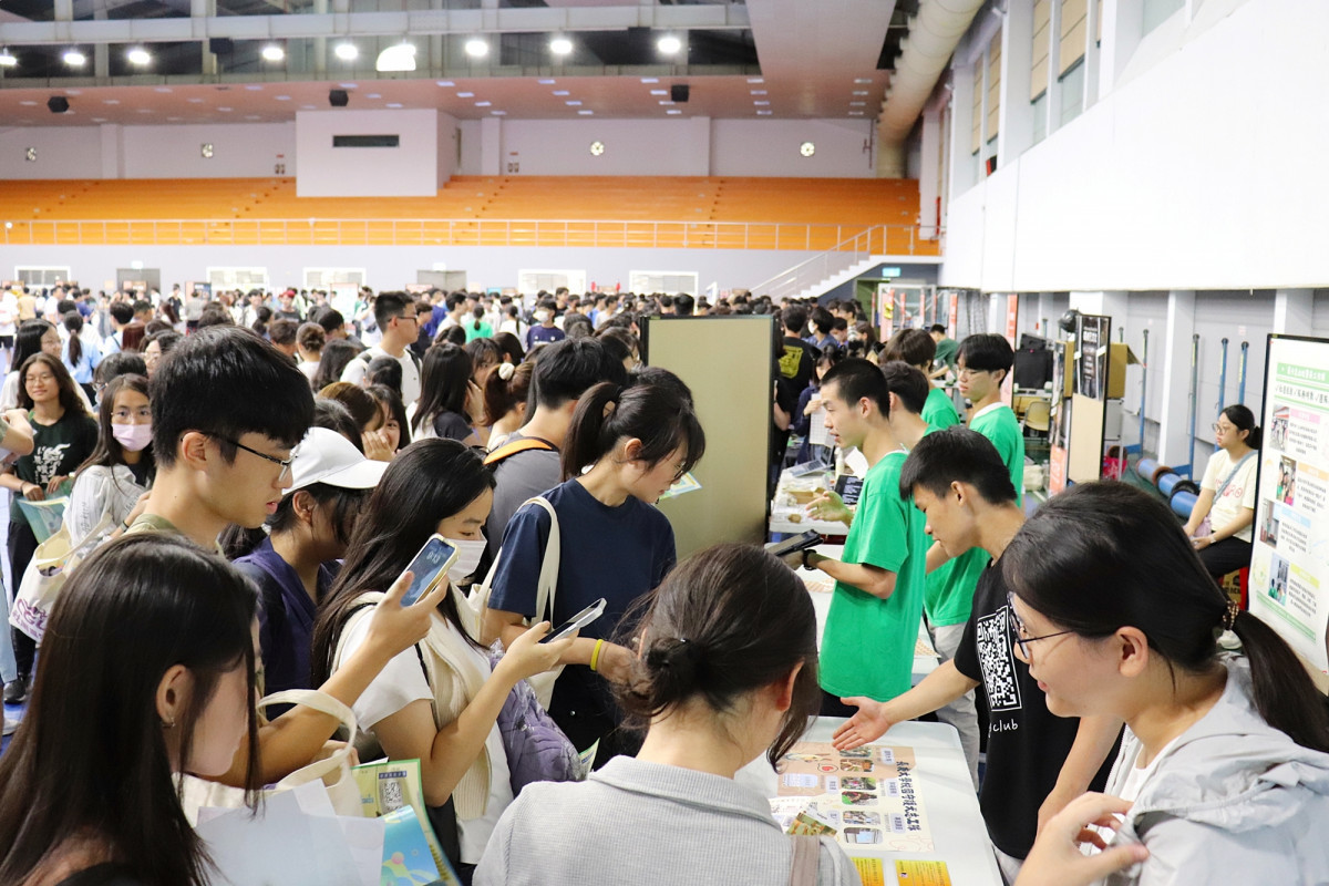 長庚大學社團嘉年華人潮川流不息,各社團學長姐們熱情招生