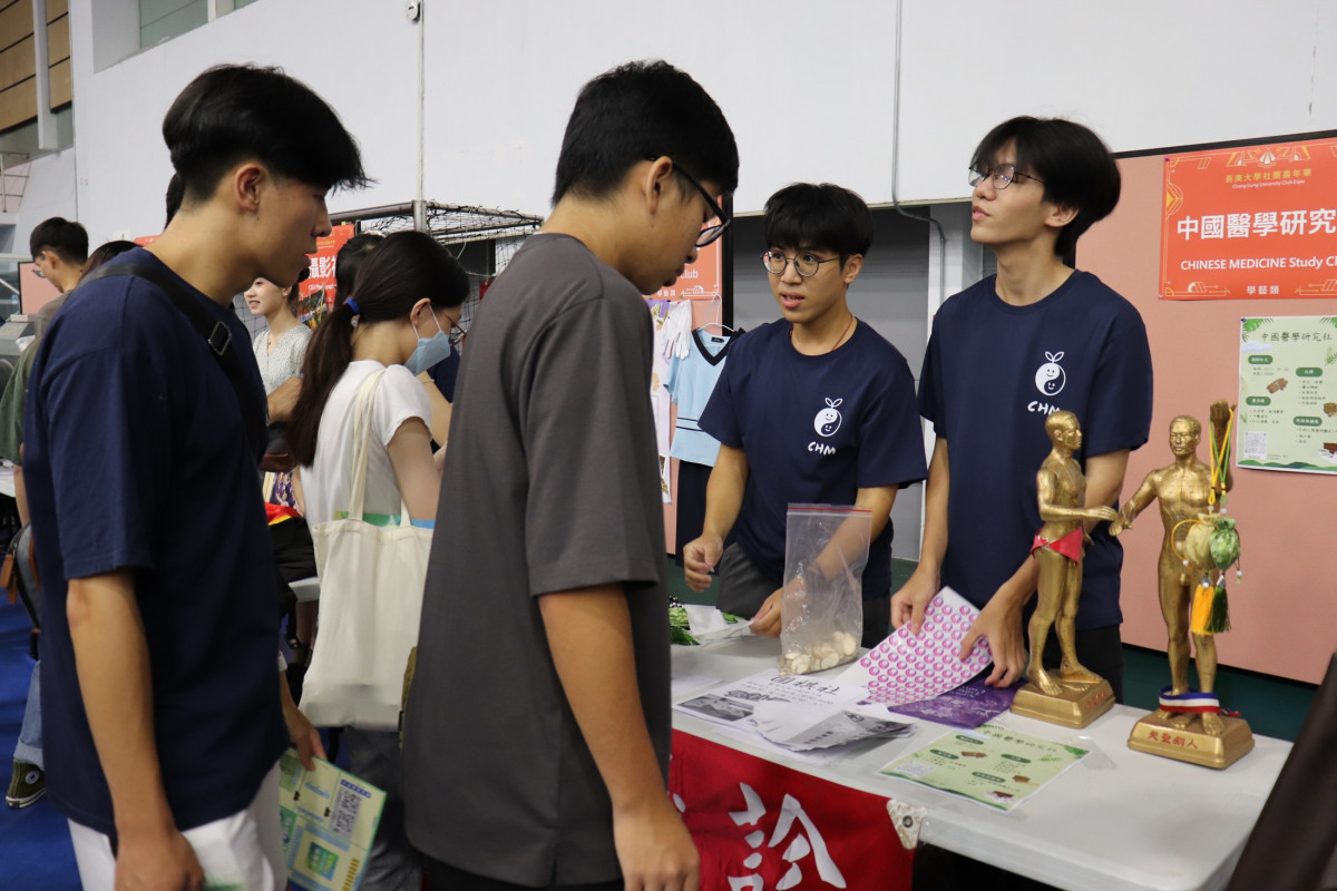 長庚大學社團嘉年華人潮川流不息,各社團學長姐們熱情招生