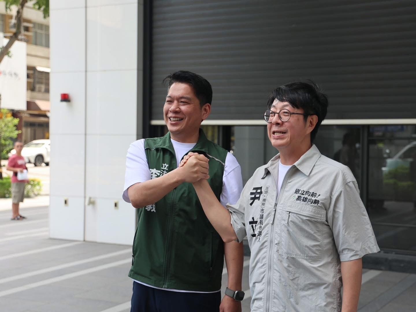罷韓4君子之一的前高雄市文化局長尹立(右),在同為新潮流菊系立委李柏毅(左)支持下宣布參加黨內市議員初選。翻攝尹立臉書