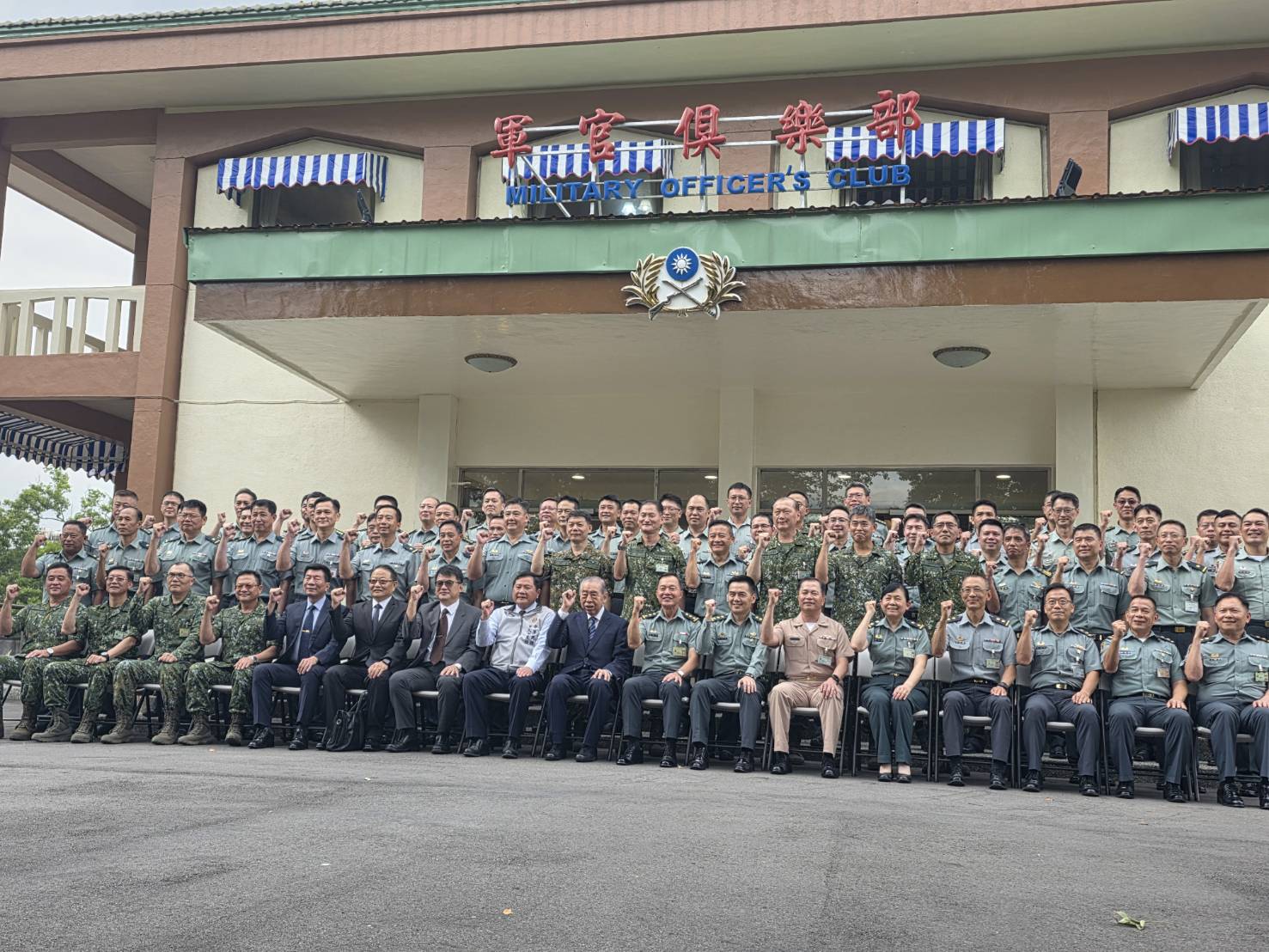 九三軍人節將屆,軍人之友社榮譽理事長李棟樑赴陸軍司令部辦理敬軍餐會。王烱華攝