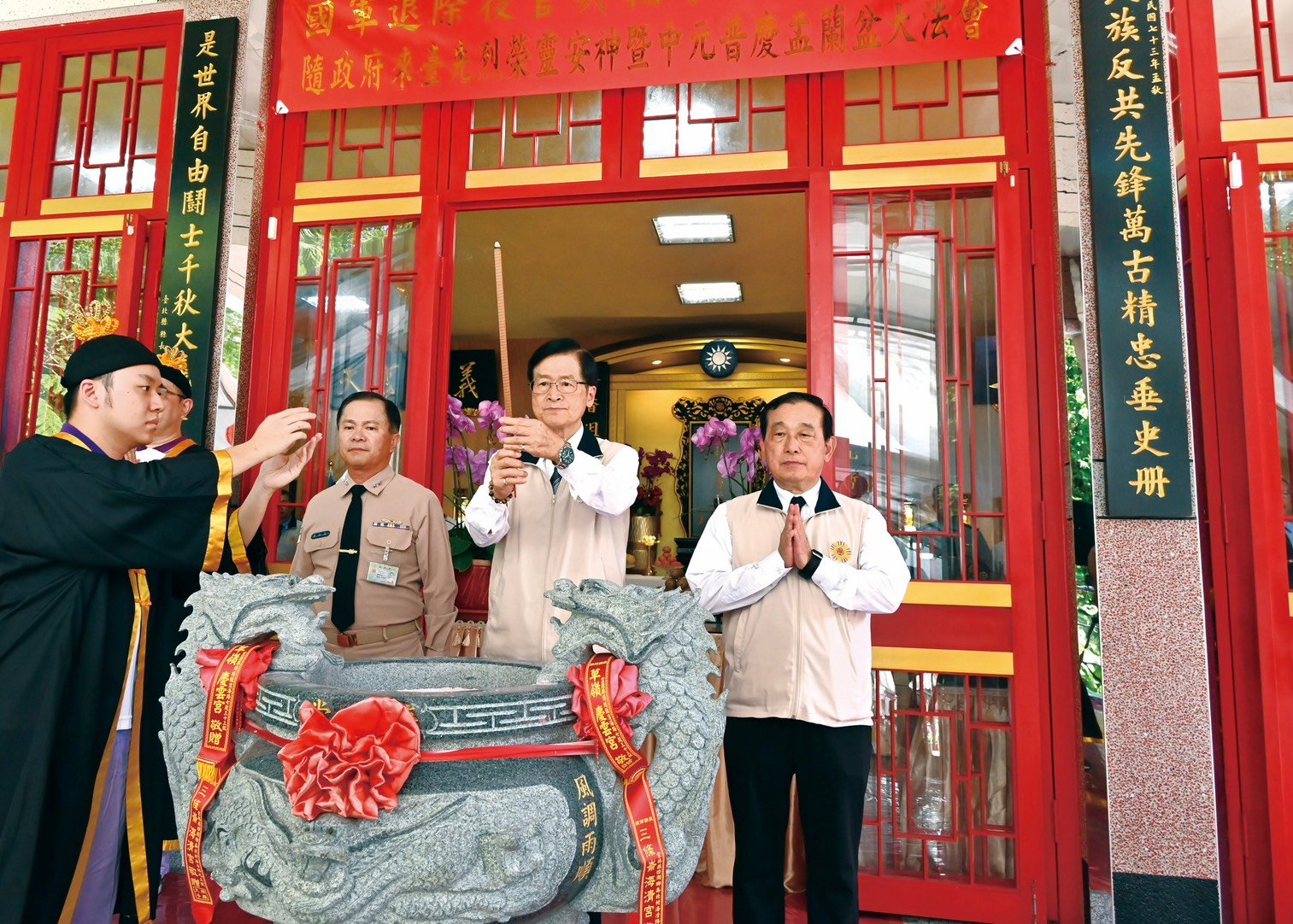輔導會主委嚴德發主持「隨政府來臺先烈榮靈安神暨中元普慶盂蘭盆」大法會。退輔會提供