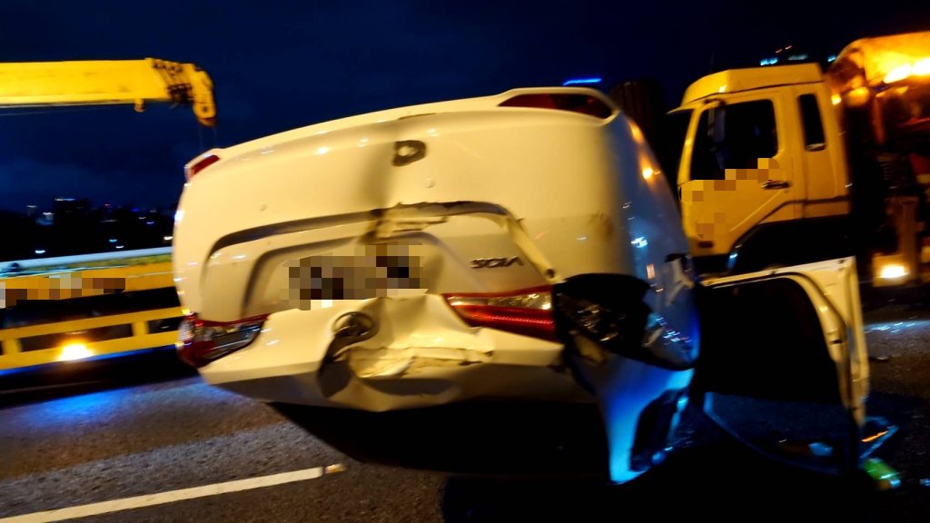 台74線轎車變換車道釀4車連環撞-婦人突挨撞翻覆嚇壞