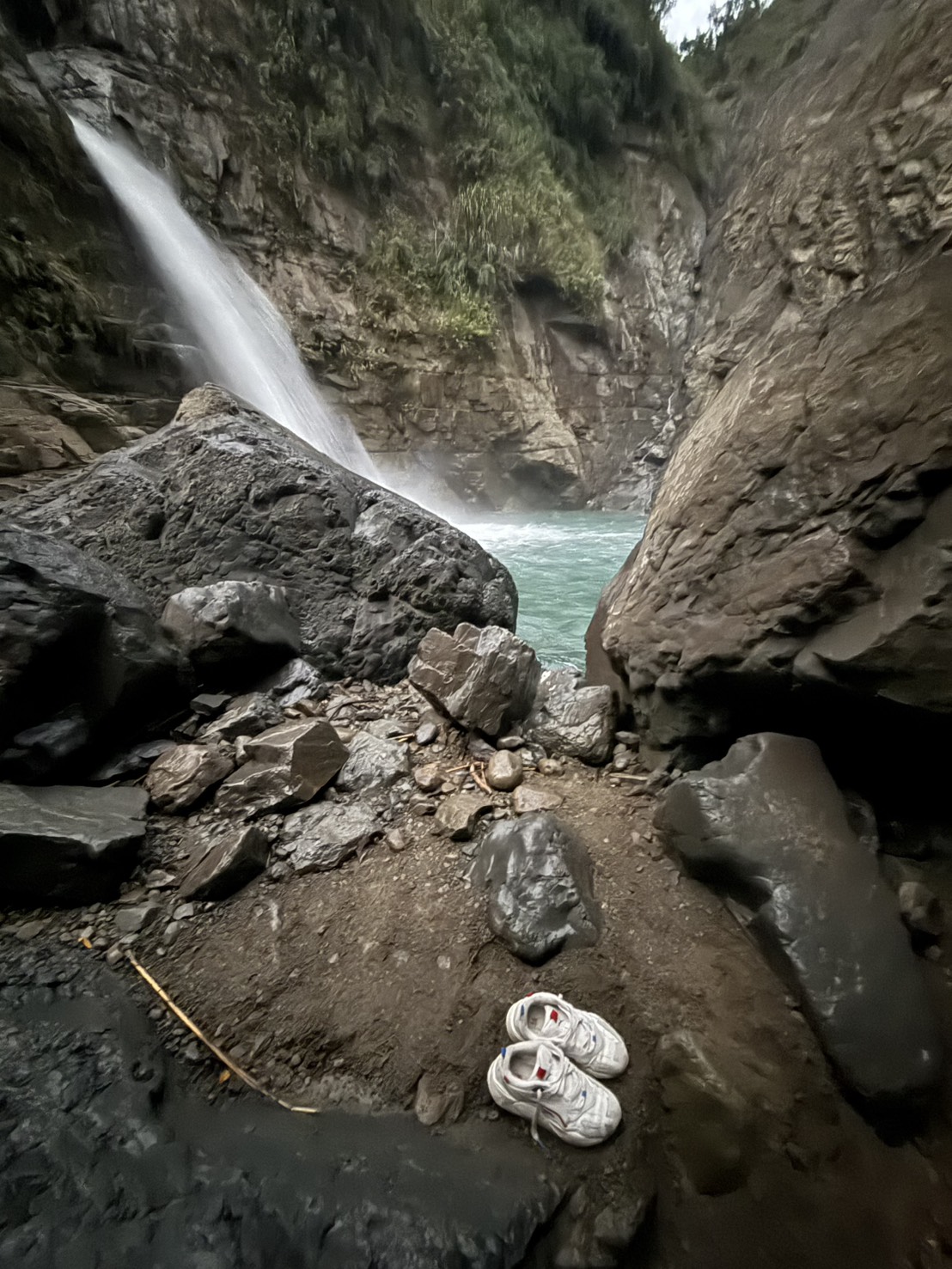 消防人員獲報後立即前往現場,並在清水溪旁發現男大生遺留的機車、手機、鞋子和衣物。