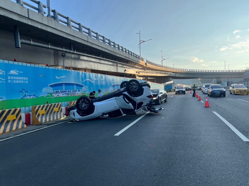 桃園機場聯外道路事故!租賃車追尾小客車「四輪朝天」橫躺路中