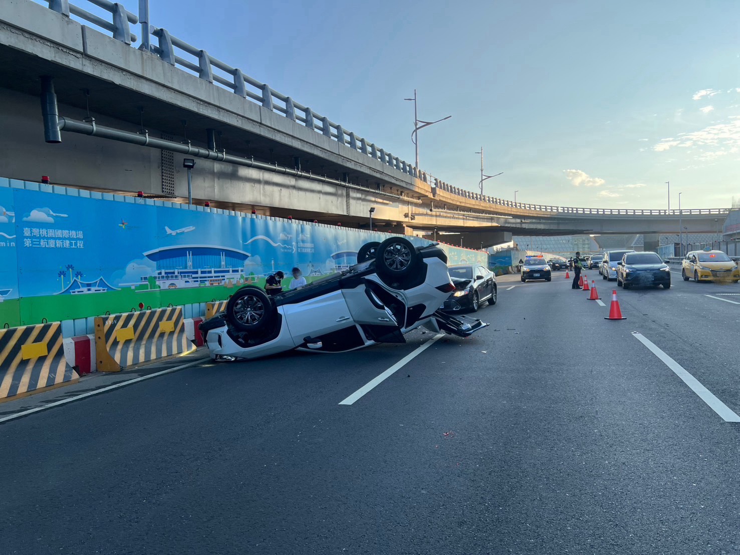 桃園國際機場航站北路出場道,今(26)日清晨5時許發生1起追撞事故。