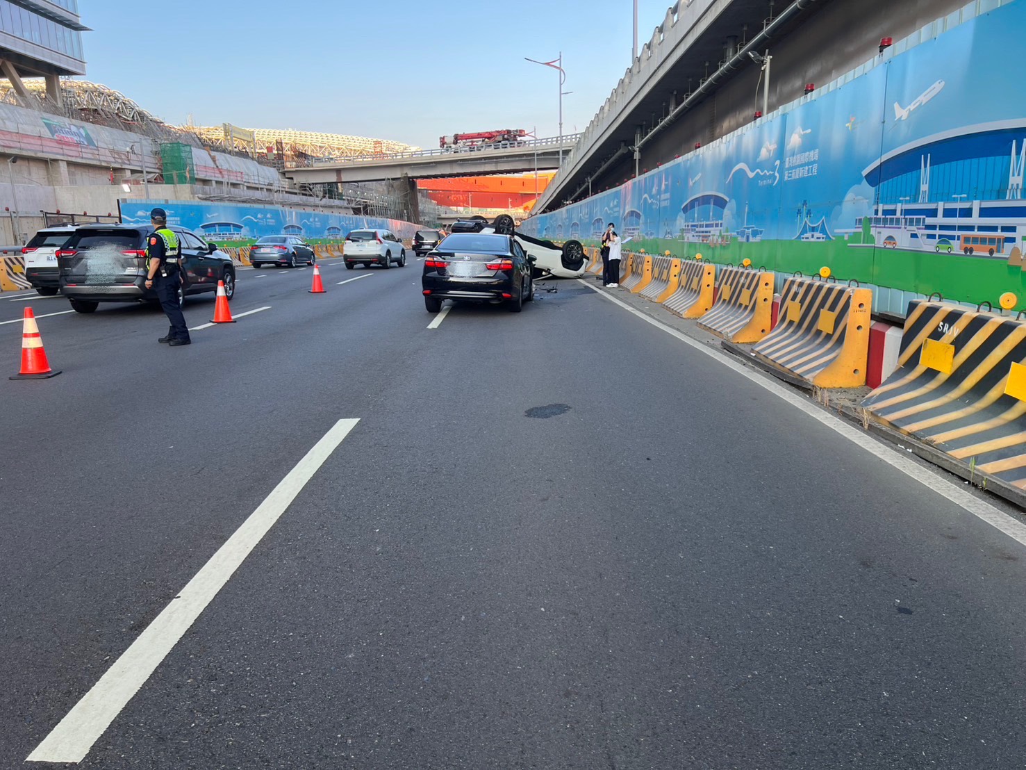 據了解,租賃小客車沿航站北路出場道往大園方向直行時,追撞上前方1輛不明原因停在路中的自用小客車。