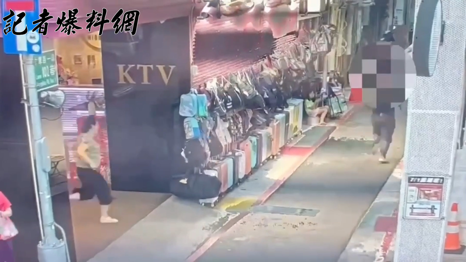 遭搶走新台幣21萬元現金的殷女,大聲呼救並在街頭追趕林男。