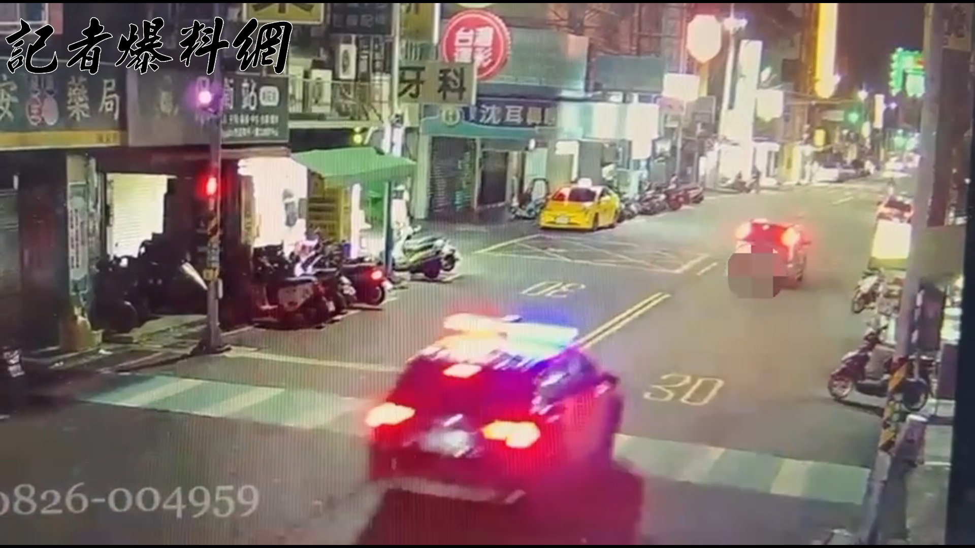 方在巡邏時發現1輛形跡可疑的自小客車，示意停車受檢，沒想到駕駛竟趁員警靠近時加速逃逸。